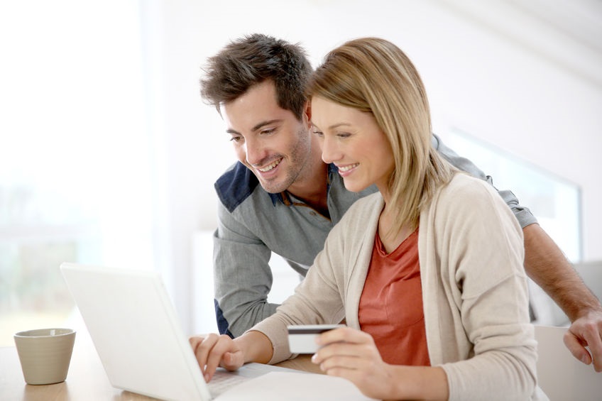 25727703 - couple at home buying on internet